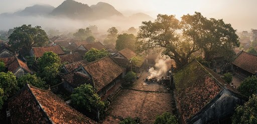 Làng Thạch Xá lúc sớm, khói bếp vương trên những mái ngói dưới chân núi Thầy